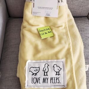 BNWT Love My Peeps Throw